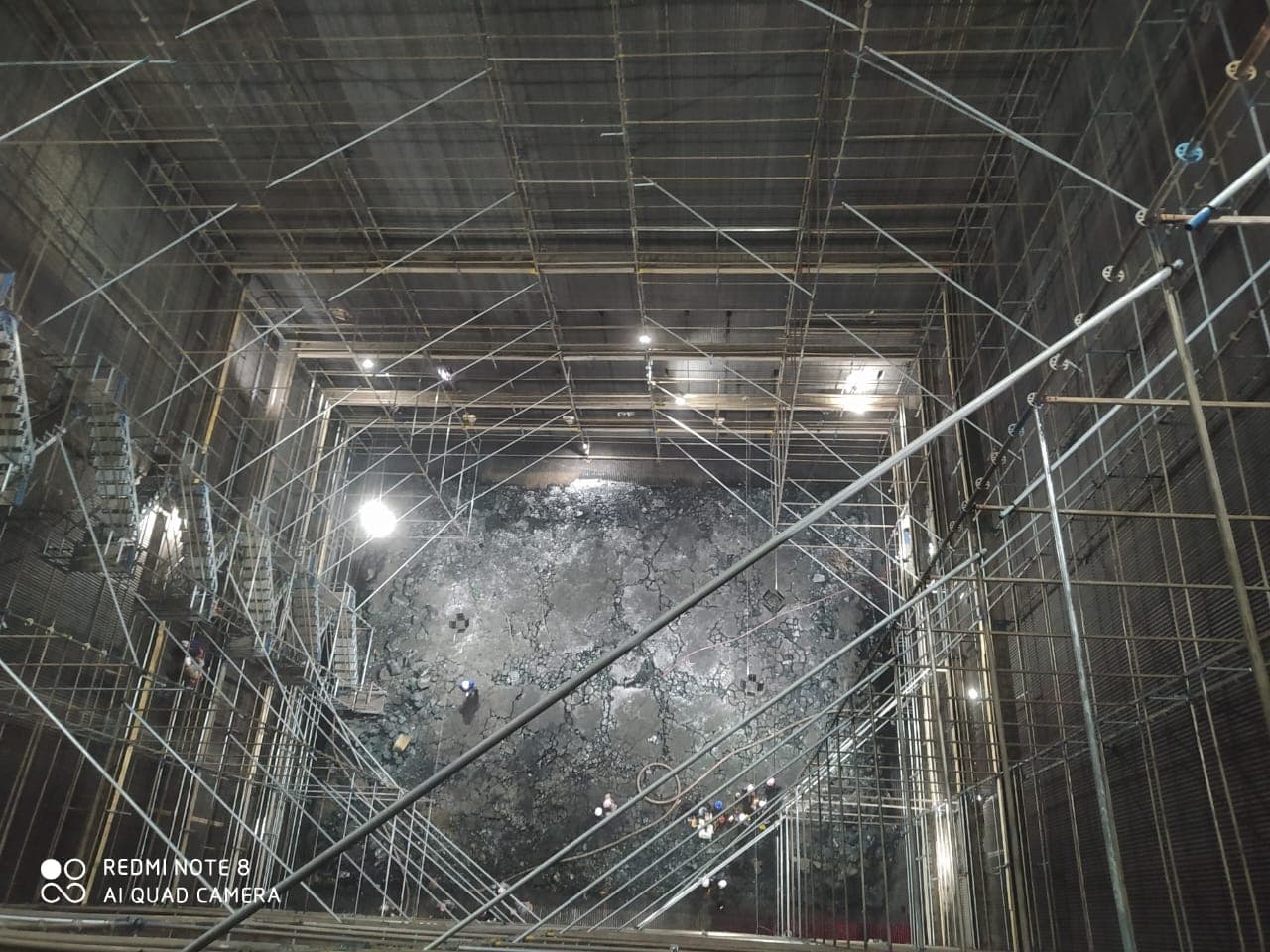 Iluminação de espaço confinado no interior de uma caldeira de recuperação, com andaimes