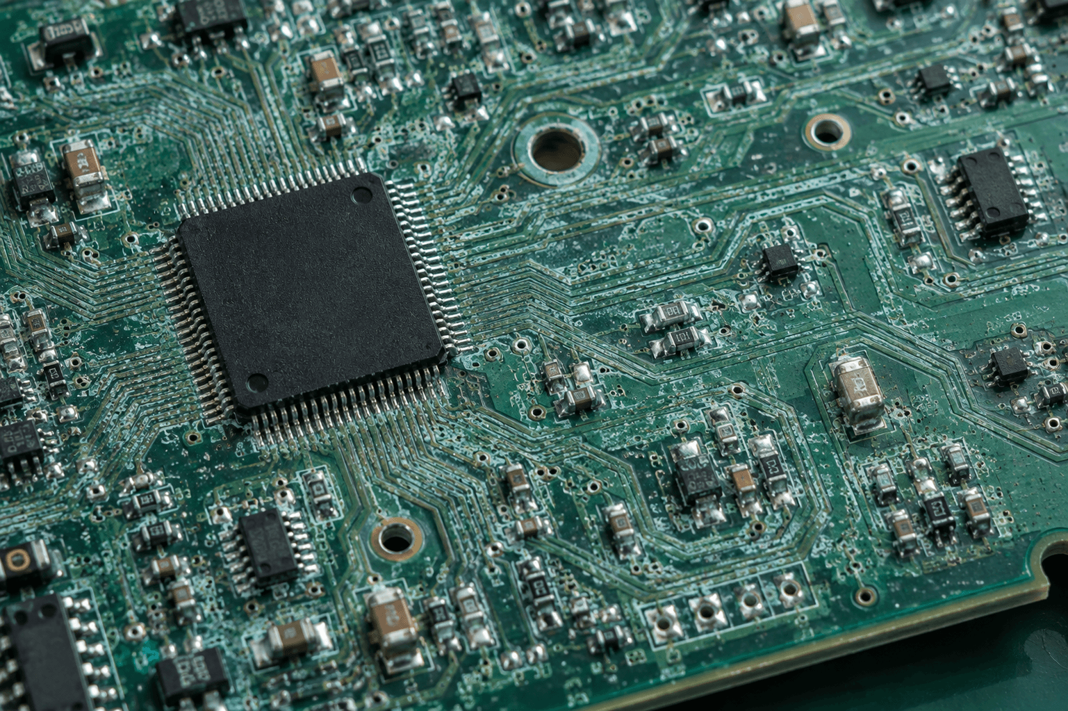 Trilhas de cobre de placa eletrônica corroídas