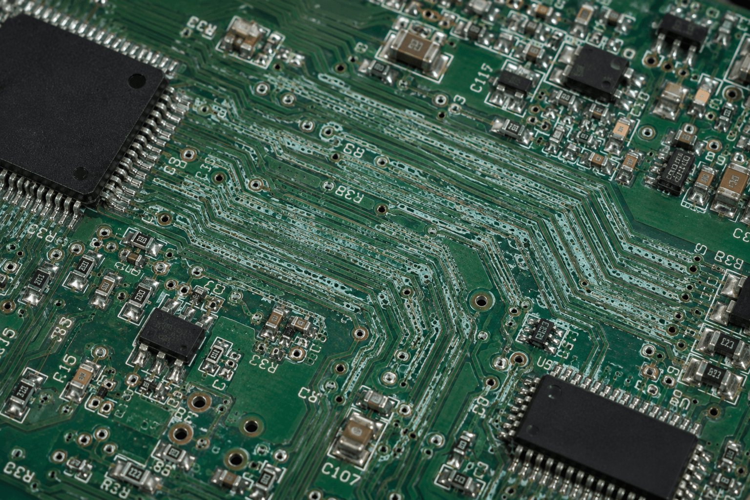 Placa eletrônica com creep corrosion — corrosão verde de cobre migrando sobre a placa