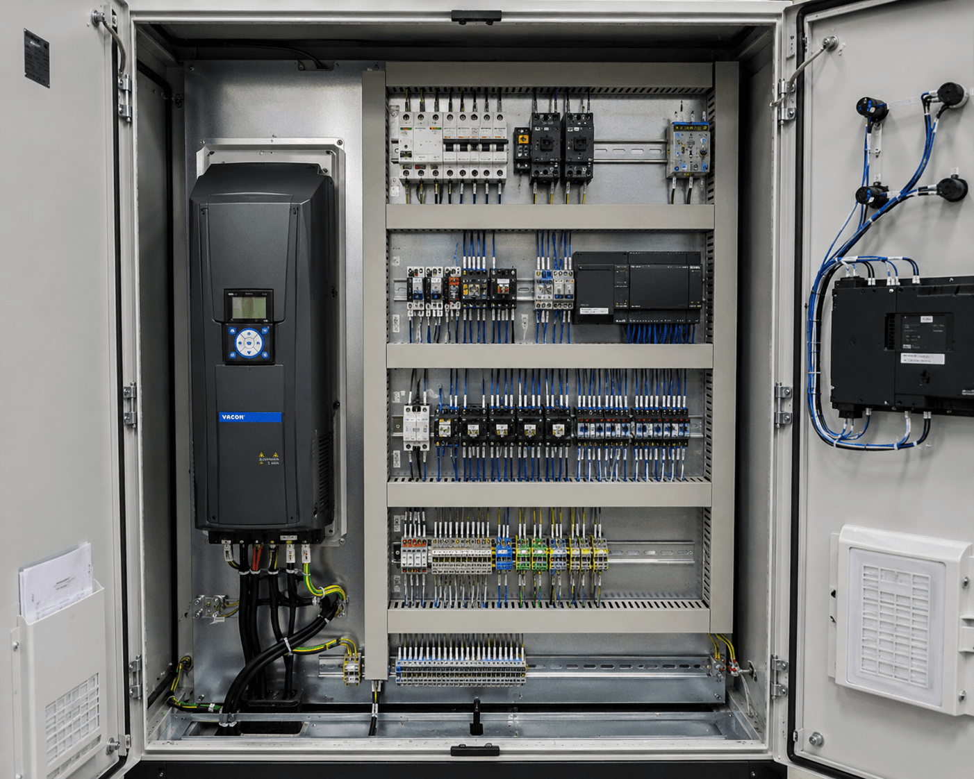 Painel elétrico industrial com inversores de frequência e componentes de potência