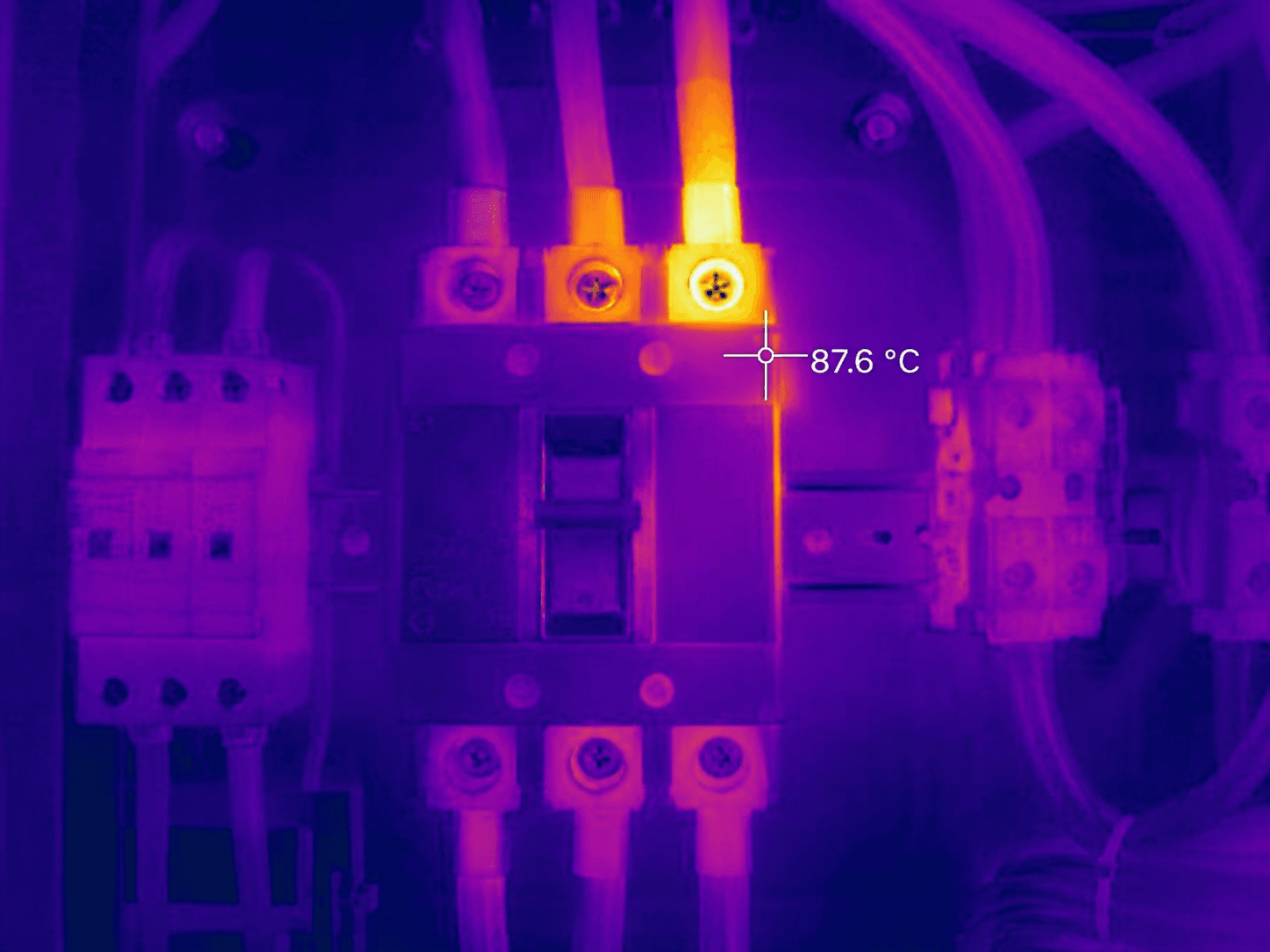 Análise termográfica de ponto quente em barramentos e componentes de Centro de Controle de Motores (CCM)